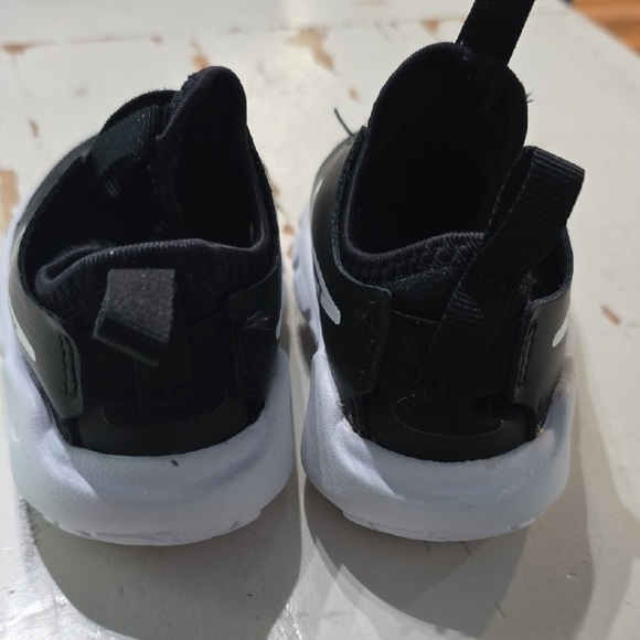 Nike Kids Black and White Sneakers - Picture 3 of 4